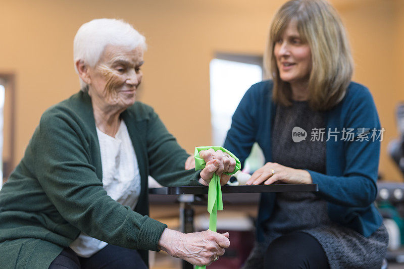 职业治疗师与一位老年妇女一起工作