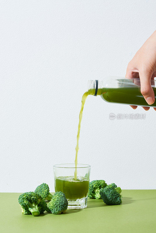 桌上有一瓶新鲜的花椰菜汁。健康的饮料。