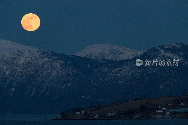 挪威峡湾的满月