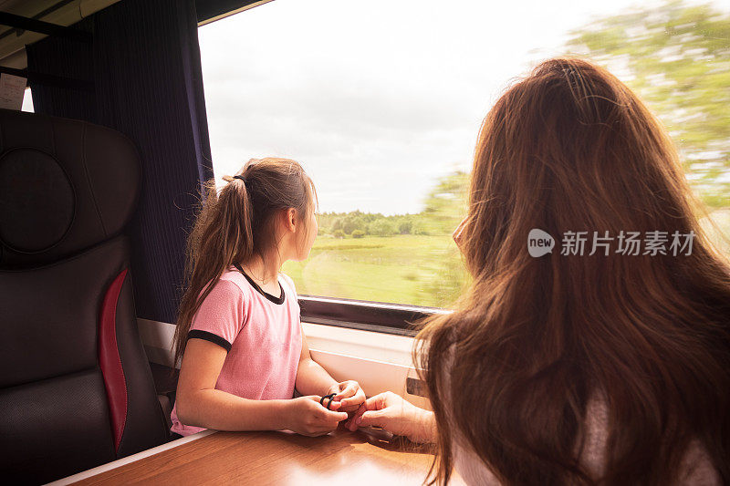 欧亚女孩和母亲喜欢在英国约克郡乘火车旅行