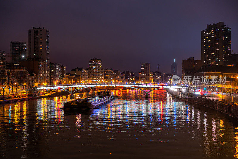 列日河大桥，建筑物，船只和夜晚的城市灯光，比利时