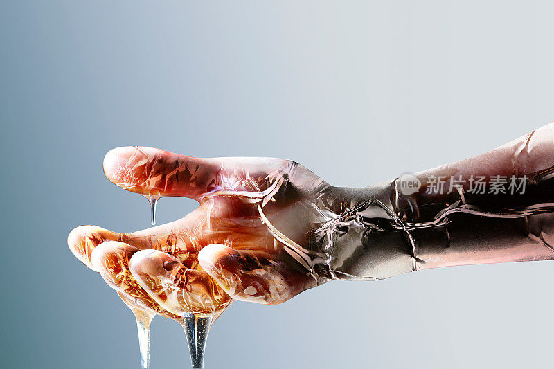 金属人工智能机器人的手沾满了粘液。