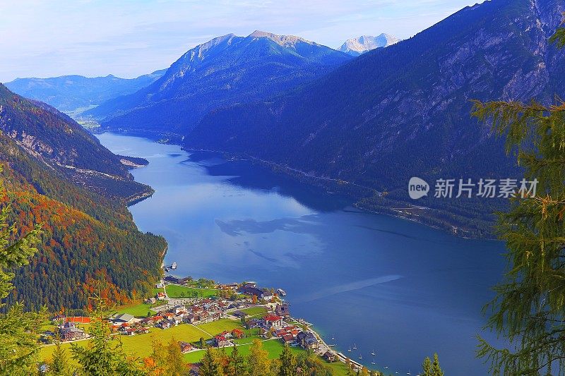 奥地利泰洛卡温德尔阿尔卑斯山脉上的阿钦湖和佩蒂绍村