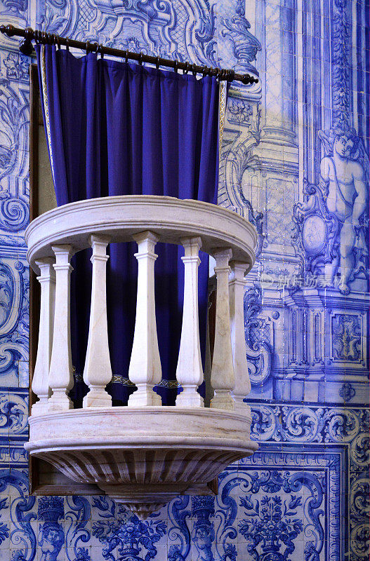 arraiolo——葡萄牙阿连特霍的米塞里科迪亚教堂墙上的蓝色瓷砖讲坛