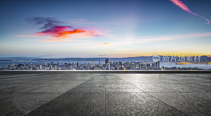 旧金山市中心天际线前的空瓷砖地板