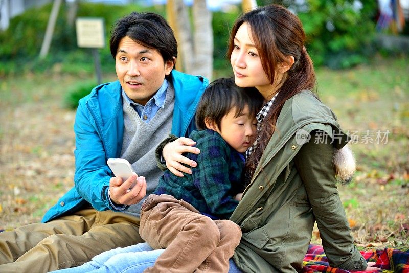 日本家庭在上野公园放松，东京，秋天的颜色