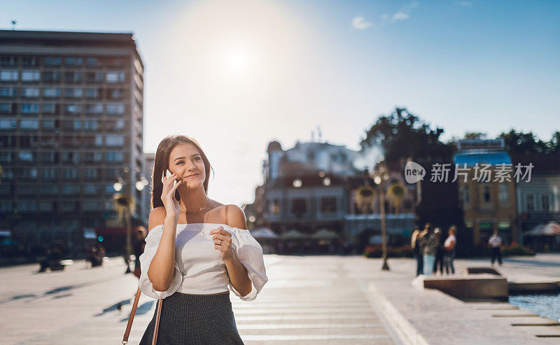 女商人在市中心打电话