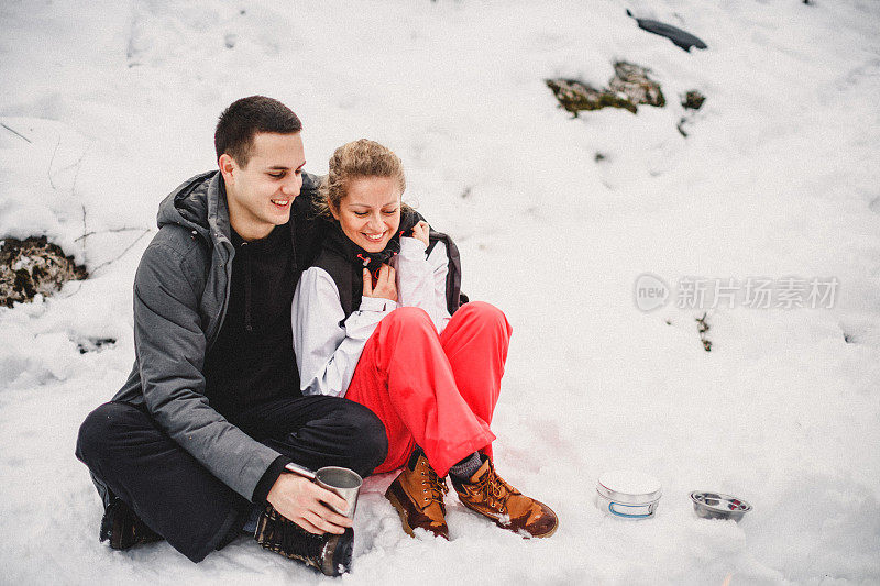 幸福的新婚夫妇在雪中