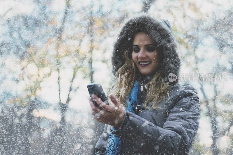 女人在下雪天使用电话