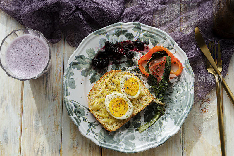 自制健康早餐:鸡蛋吐司和烤蔬菜