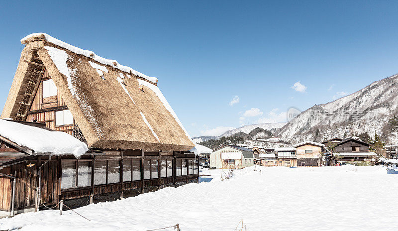 白川村有皑皑白雪，是日本冬季旅游的最佳去处