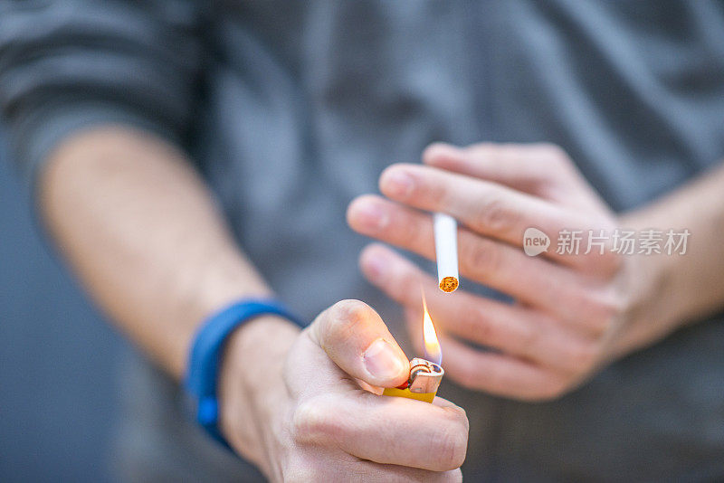 吸烟者点燃一支烟