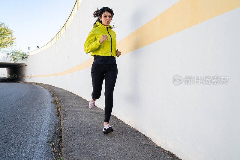 成年女子在城市街道上奔跑