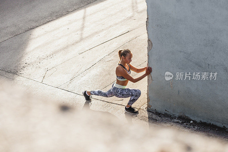 在城市环境中锻炼的年轻女性