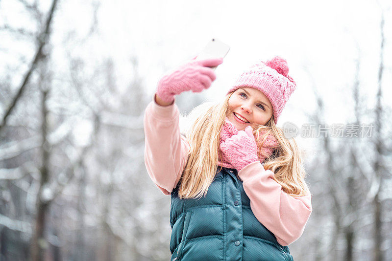 一个女人在下雪的冬天自拍