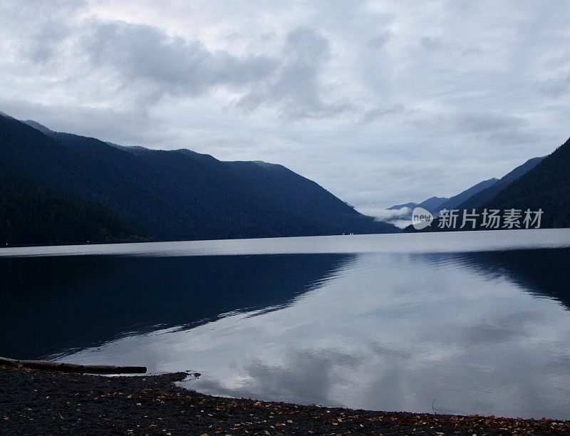 阴天的新月湖