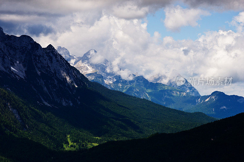 多云天空下的巴伐利亚阿尔卑斯山