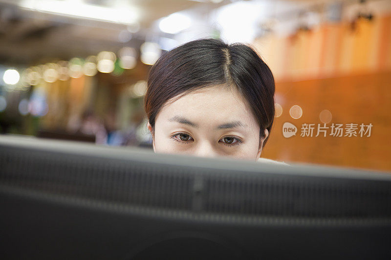 中国女商人在电脑前工作