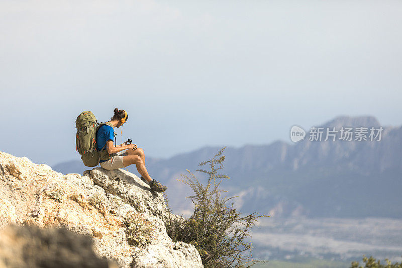 远足者在山上放松