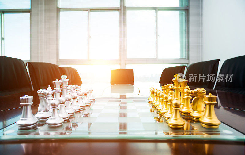 国际象棋棋子和棋盘放在会议桌上