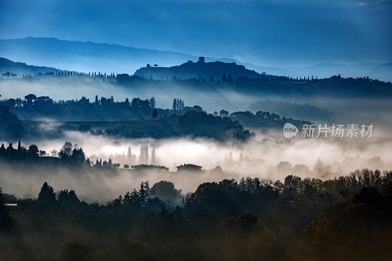 看看意大利托斯卡纳蒙特普恰诺的雾蒙蒙的风景