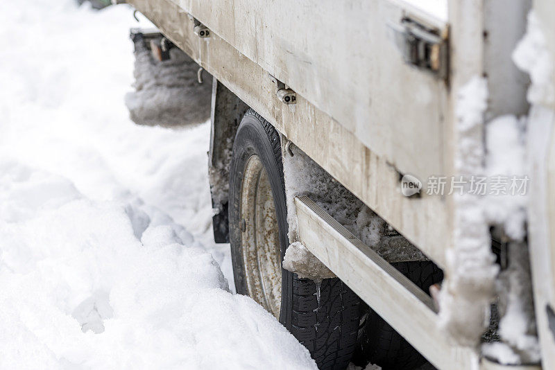 汽车被困在雪地里