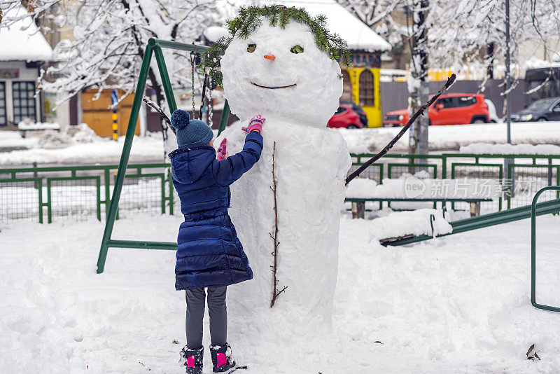 儿童操场上的雪人