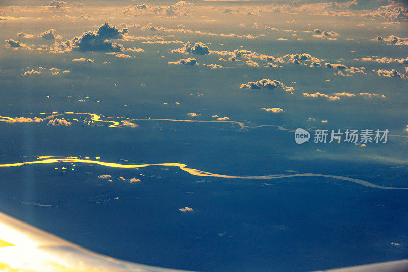 从飞机内部看到美丽的天空。