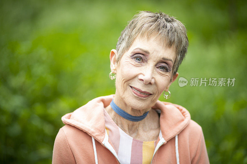 户外美丽老年女人