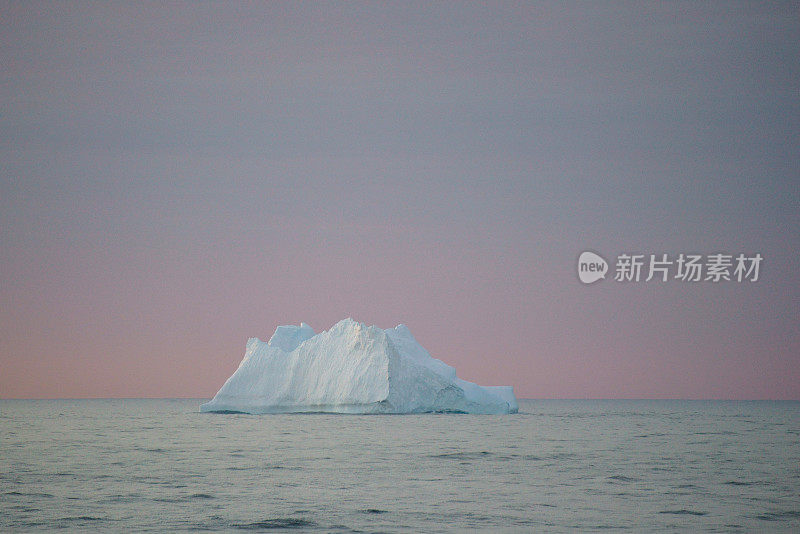 漂浮的冰山和南极洲的夕阳