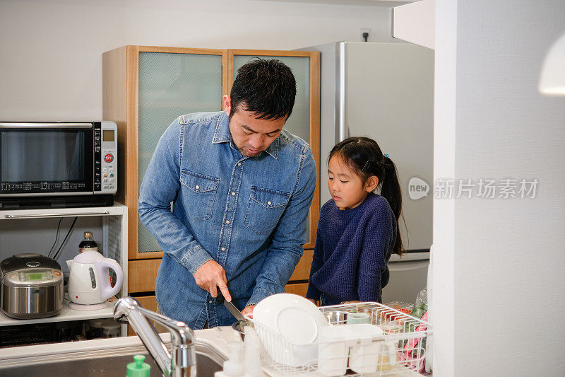 父亲和女儿一起在厨房做饭