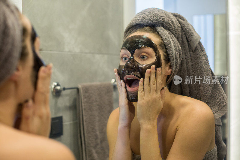 戴面具的女人看着镜子
