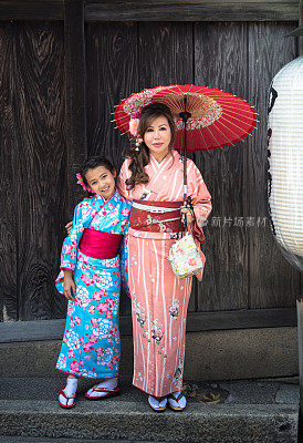 在日本京都，母亲和女儿穿着和服