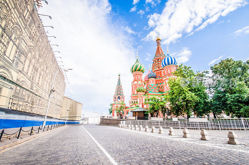 莫斯科红场和圣巴西尔教堂附近街道的低角度视图