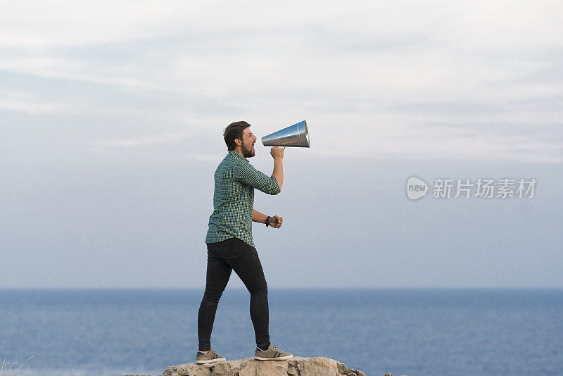 男人通过扩音器大喊