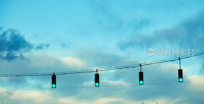 交通灯在晨光中显示绿灯