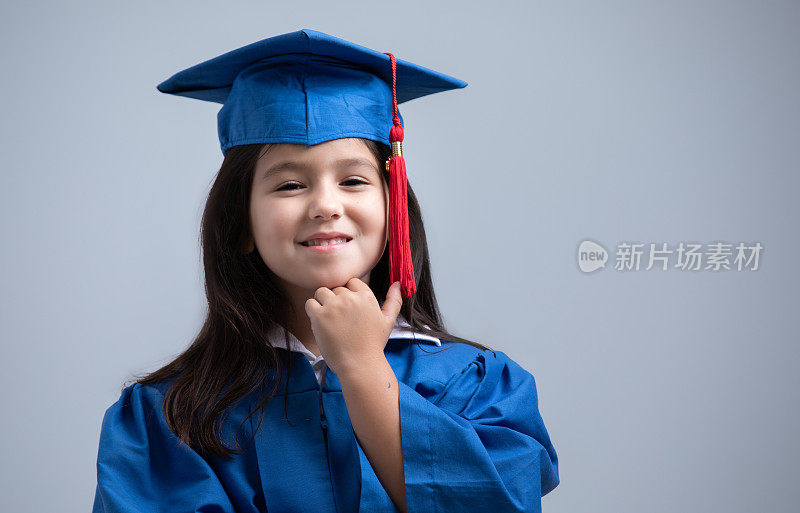 穿着毕业礼服的西班牙小女孩