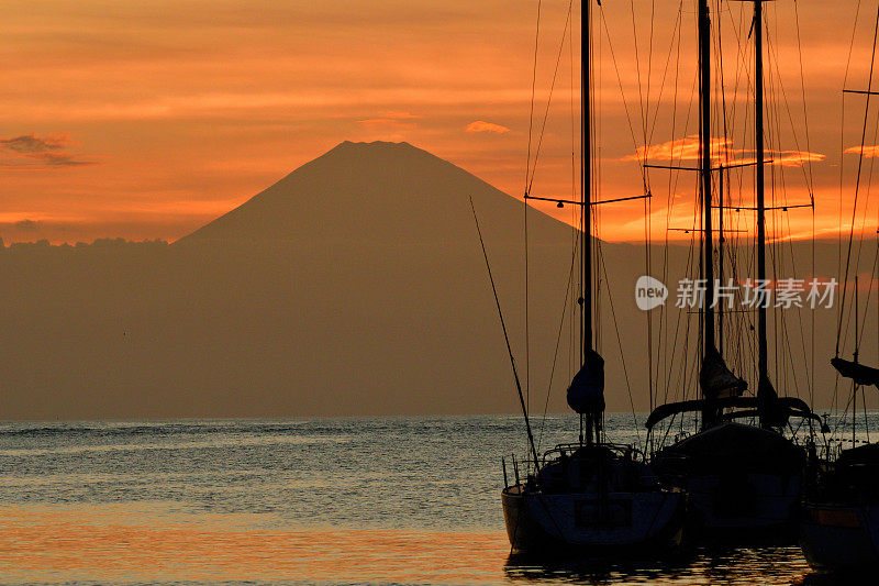 日落后的富士山:三浦半岛Moroiso湾游艇港的景色