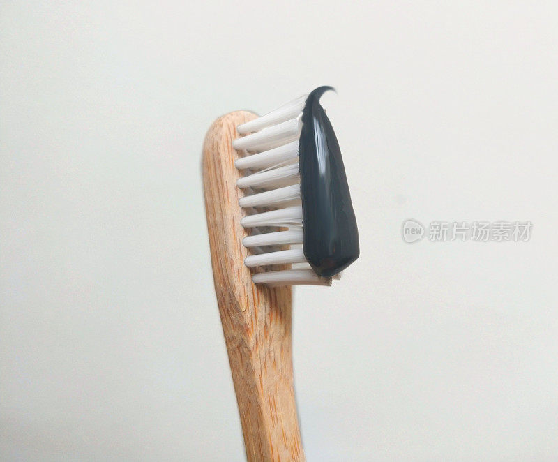 木质牙刷，黑炭牙膏