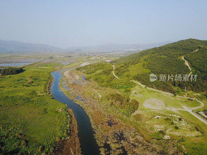 鸟瞰图红树林和运河穿过森林