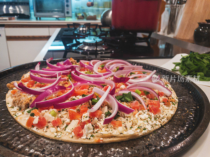 披萨时间-健康芝士蔬菜和香肠烤箱披萨在烘烤之前