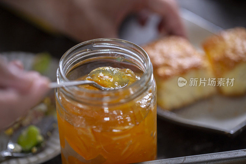 自制烤饼和橘子酱