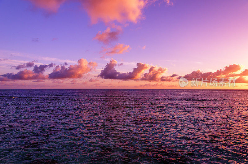 美丽的日落天空和大海