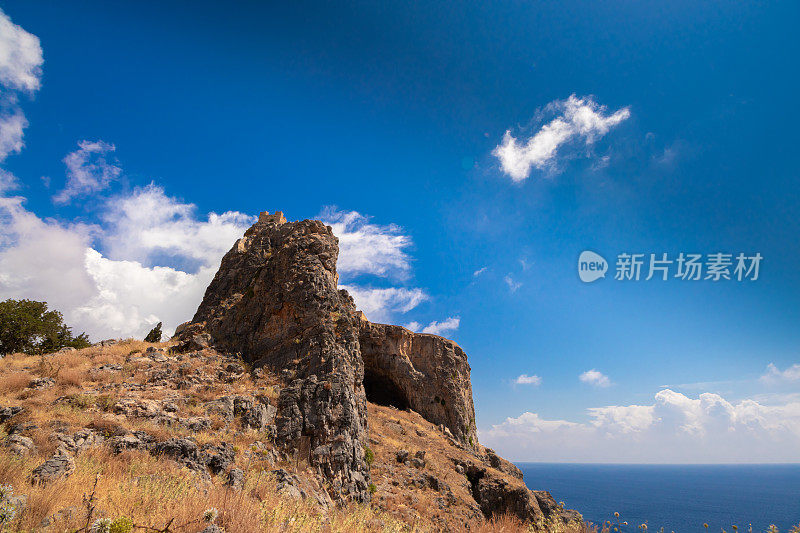 罗德岛,希腊。从下面看，林多斯卫城有美丽的风景，有白云和蓝天。