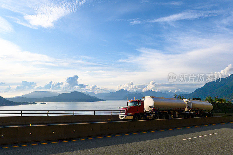 沿海岸公路行驶的油罐车