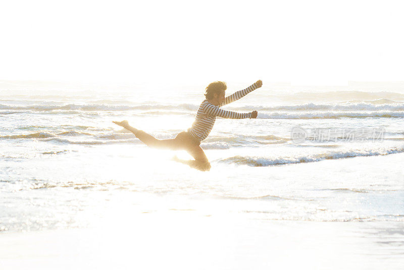 海滩上快乐的舞者灵感和希望的感觉