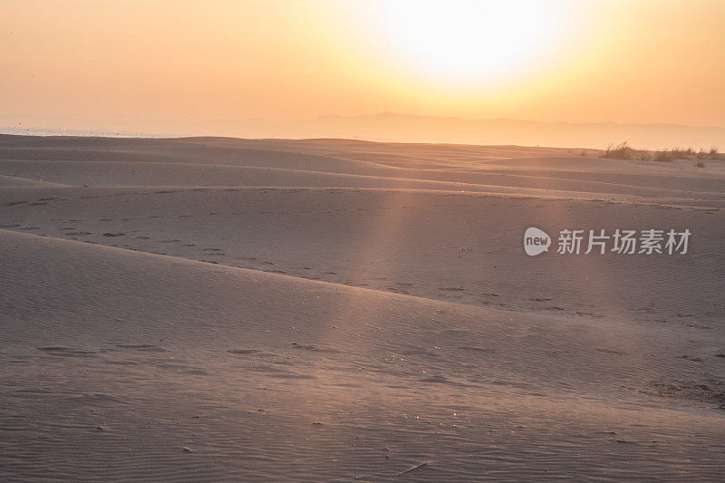 海上日落。和平的景象