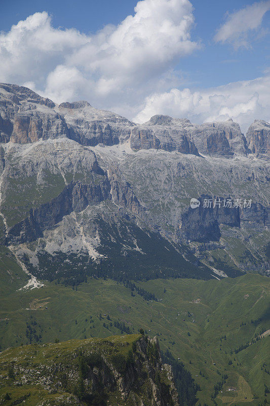 夏天的风景。意大利北部Dolomites的Fedaia山口到Pordoi山口的休息点上的马尔莫拉达冰川山的美丽景色。夏天在阿拉巴山上。