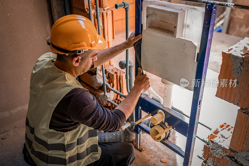 维修工程师正在建筑工地内工作