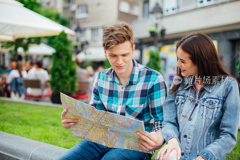 年轻夫妇度假探索城市地图